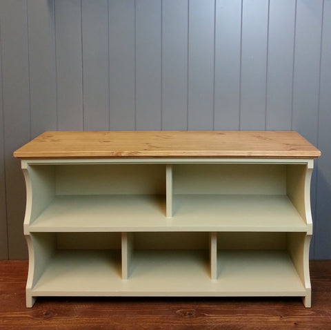 Painted hallway shoe bench with 5 compartments for shoes and trainers. 